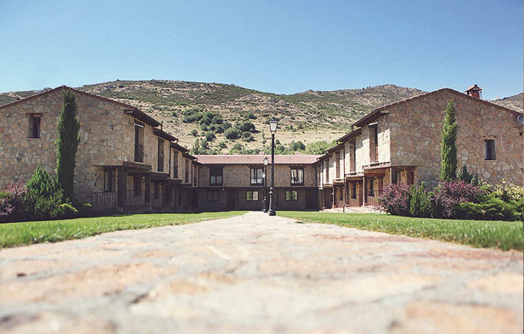 Vista frontal de la fachada del hotel Ribera del Corneja