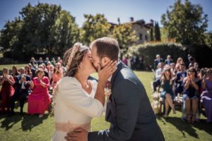 Novios dándose un beso en boda rural en Ribera del Corneja