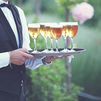 Cocktail en la bodaFachada del hotel con adornos de boda