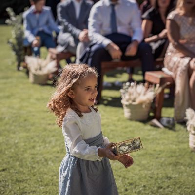 Una niña en una boda rural